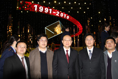 國家質(zhì)檢總局副局長支樹平（右三）在中央電視臺演播大廳2010年&ldquo;3.15晚會&rdquo;直播現(xiàn)場與中國質(zhì)量檢驗協(xié)會會員工作部主任楊曉東（右二）、防偽中心主任王成村（右一）、會員工作部副主任劉輝（左二）、會員工作部副主任王劍（左一）等協(xié)會工作人員代表合影留念