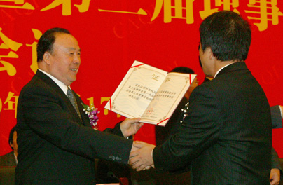 全國政協(xié)副主席白立忱為新當(dāng)選的中國質(zhì)量檢驗(yàn)協(xié)會(huì)秘書長(zhǎng)柯振權(quán)頒發(fā)證書